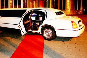 Lincoln-Stretchlimousine-mit-rotem-Teppich